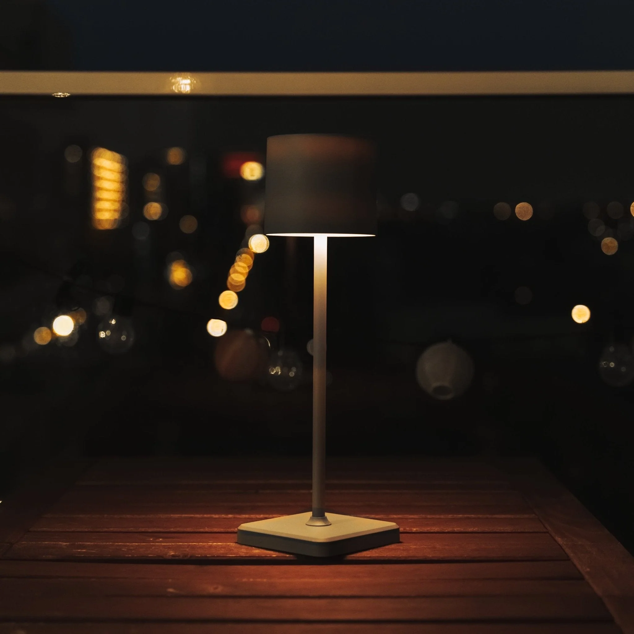 TouchDim Oplaadbare LED Tafellamp - Dimbaar via aanraking - Binnen en buiten - Grijs (kopie) - Image 3